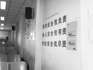 河北:记者探访大学宿舍没人拦 管理员以为是老师