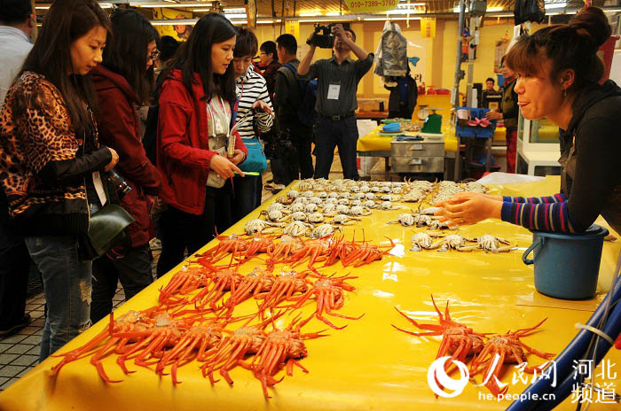 图为韩国江原道束草的中央市场的竹蟹。杨文