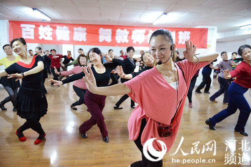 石家庄文艺志愿者张娜:到基层教舞蹈苦中欢乐