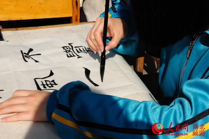 图为石家庄市第三十八中学生练习书法.张梦琪摄