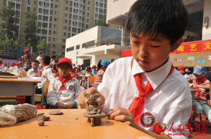 玩泥巴过 六一 河北千名小学生体验陶艺乐趣(图