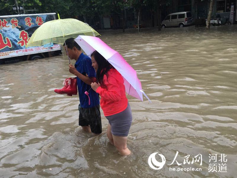 石家庄开启 看海模式 庄里行人今天走的不是路
