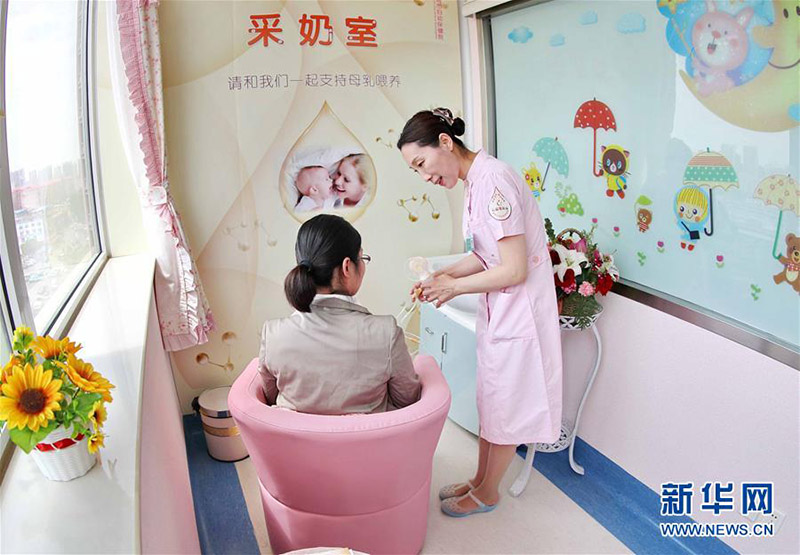 5月21日，秦皇岛市妇幼保健院医护人员指导爱心妈妈捐献母乳。曹建雄 摄
