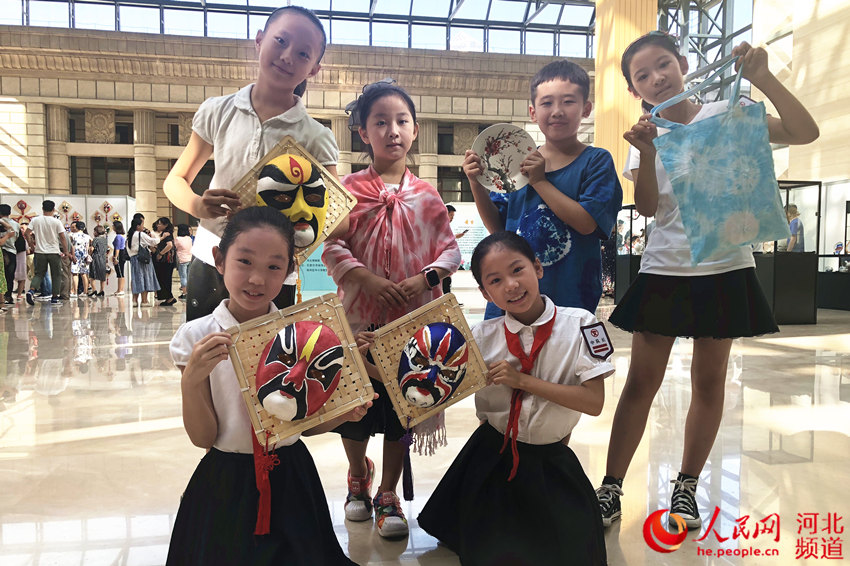 图为裕华路小学学生们展示手工作品。李晓 摄