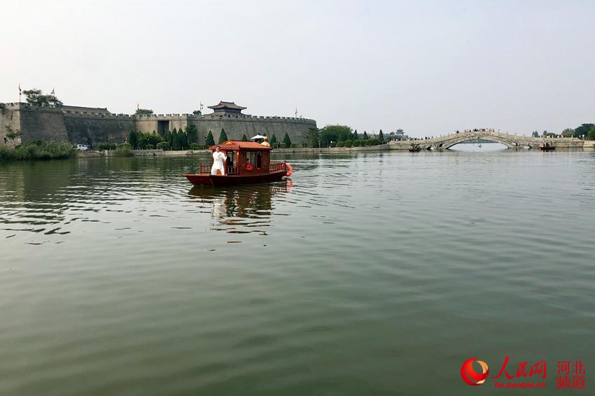 图为游船行驶在邯郸广府古城护城河上。张晓博 摄