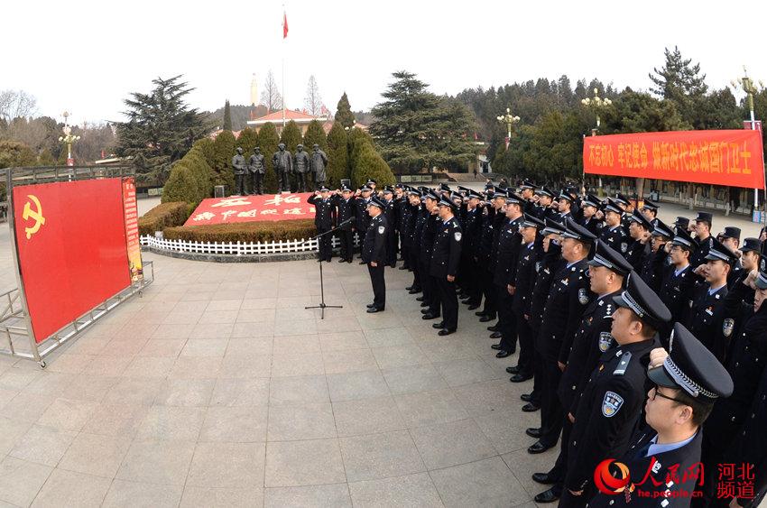 图为河北出入境边防检查总站的民警们在西柏坡纪念馆广场伟人雕像前进行重温入党誓词。