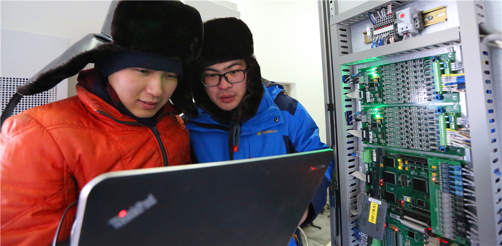 冀北公司员工在国家风光储输示范电站对设备进行软件调试