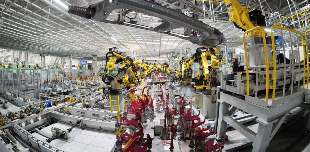 北京現代滄州工廠裡的機器人安裝汽車零件