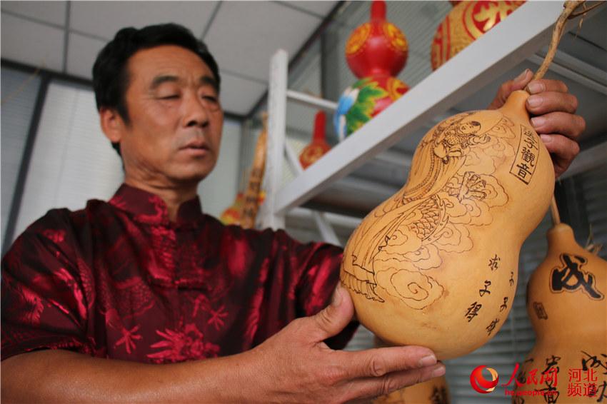 9月2日，河北省邯郸市广平县民间艺人龙常青和他的葫芦烙画。