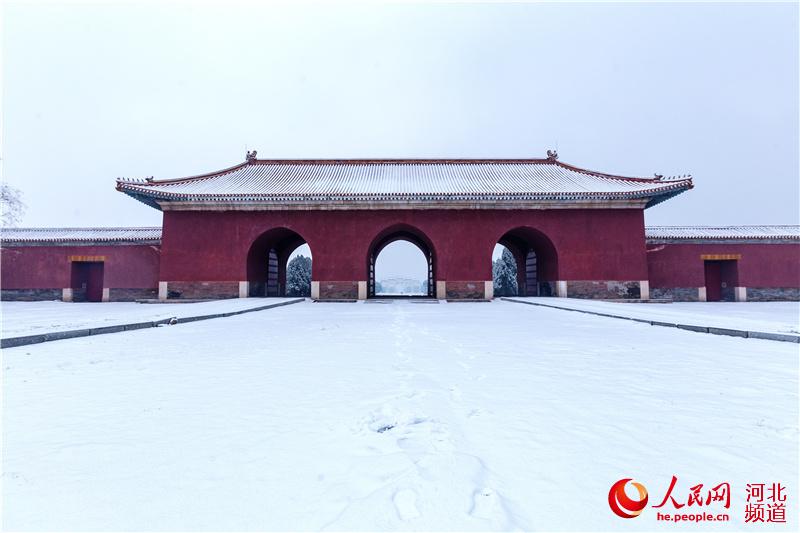 往日威严静谧的清东陵总门户——大红门在冬雪中唯美、俏丽。徐贺齐摄