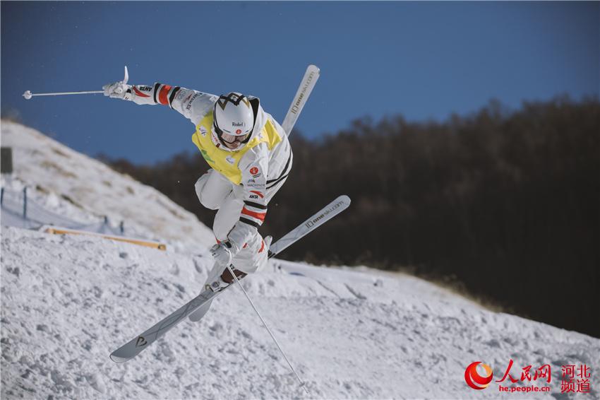 图为2019-2020国际雪联自由式滑雪雪上技巧世界杯在张家口崇礼举办。 王钉 摄