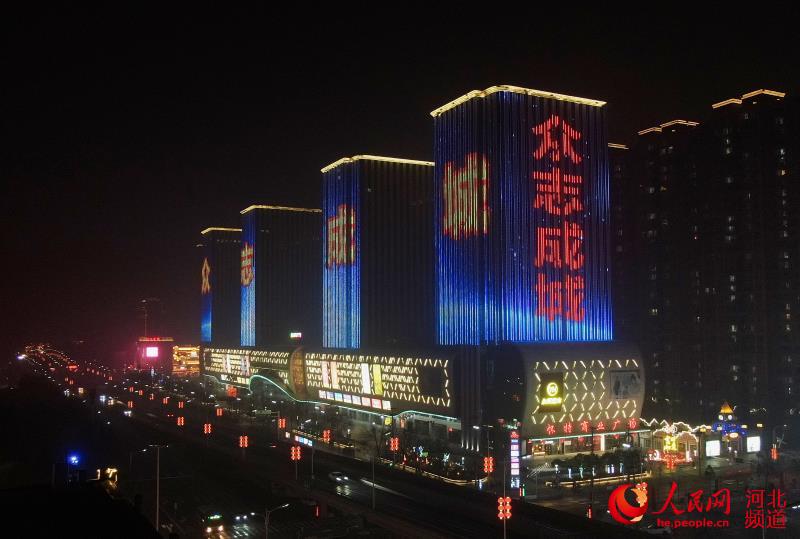 2月8日晚，懷特商業廣場亮起“眾志成城”等字樣。