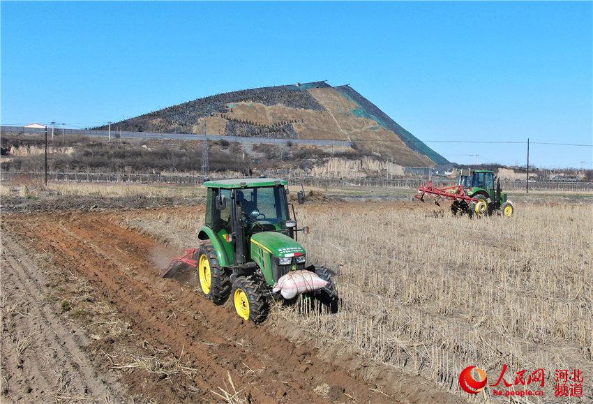 2月16日，河北省武安市伯延镇杨二庄村的农民正驾驶农机翻耕土地（无人机拍摄）。