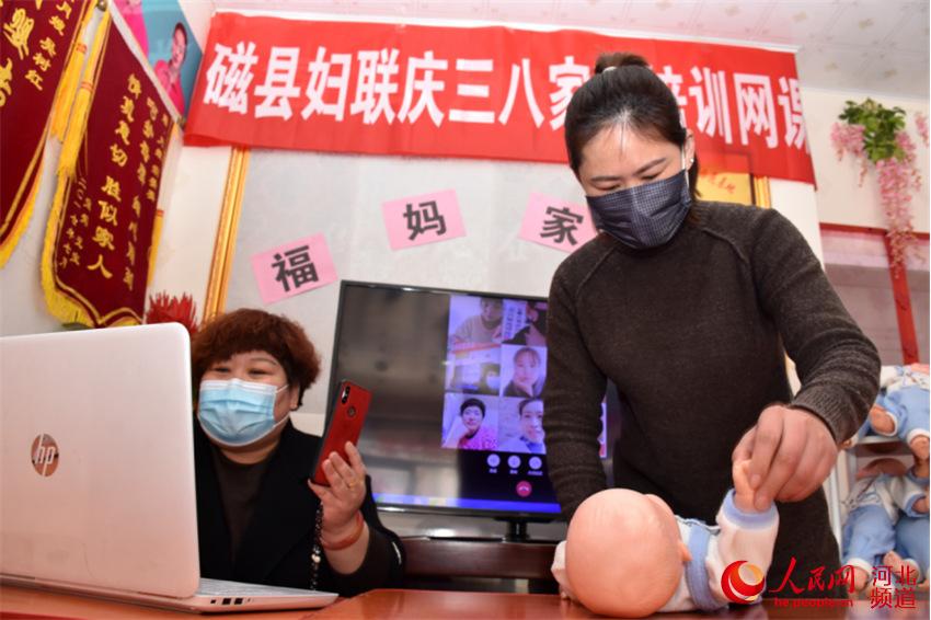 河北省磁縣福媽家政培訓老師張金鳳正在為居家婦女線上直播培訓。