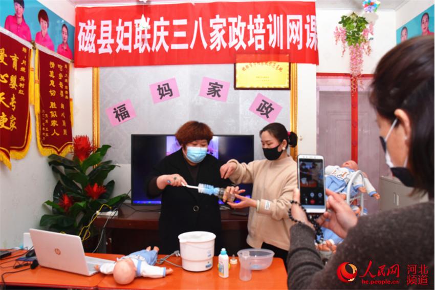 河北省磁縣福媽家政培訓老師張金鳳正在為居家婦女線上直播培訓。