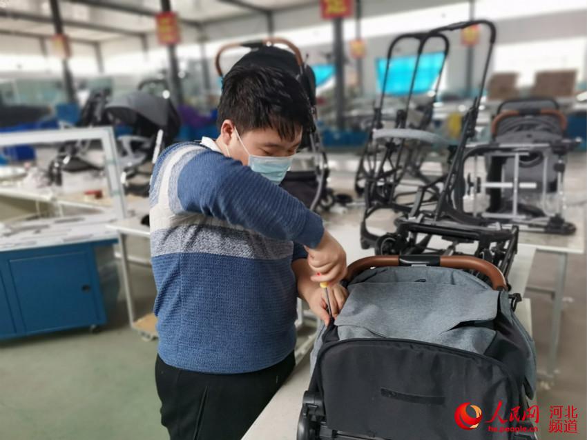 3月8日，邯郸市亿航车业有限公司生产车间内，工人在生产线上工作。 石艳松摄