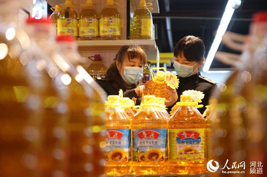 3月15日，河北省柏鄉縣市場監督管理局執法人員在一家超市檢查銷售的商品。