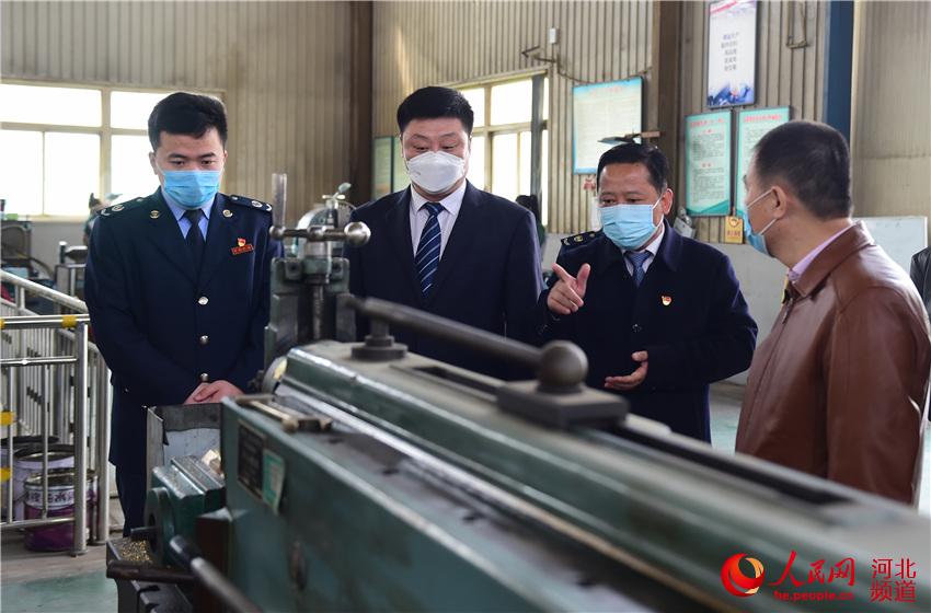 近日，泊头市税务局、中国银行泊头支行工作人员在河北中泊防爆工具集团股份有限公司进行贷款办理前企业生产经营调查。 傅新春摄