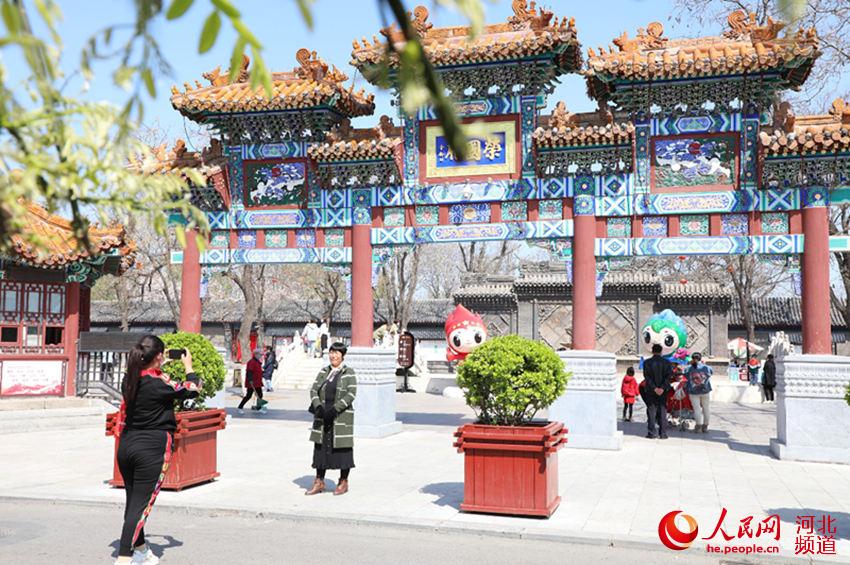 4月2日，游客在正定榮國府拍照。 朱鵬濤攝