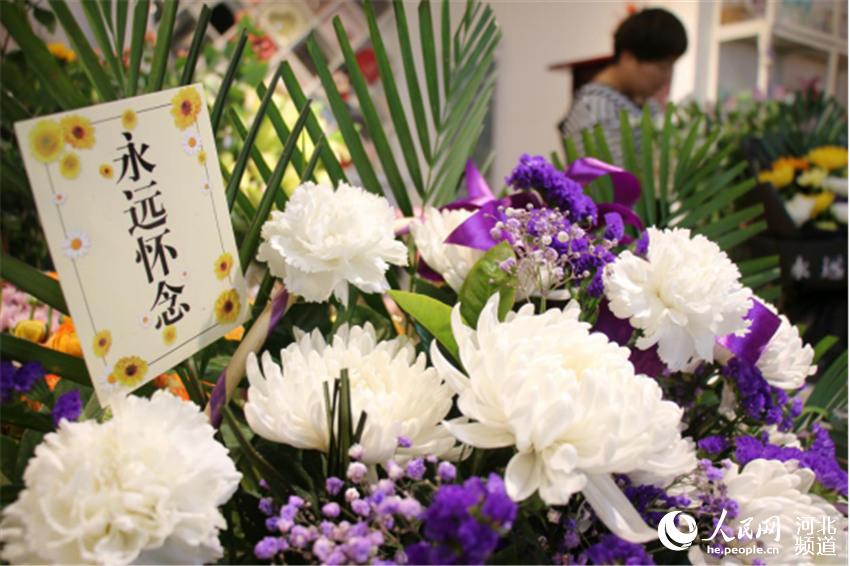 4月1日，河北省廣平縣一家花店祭奠類花卉俏銷。 程學虎攝