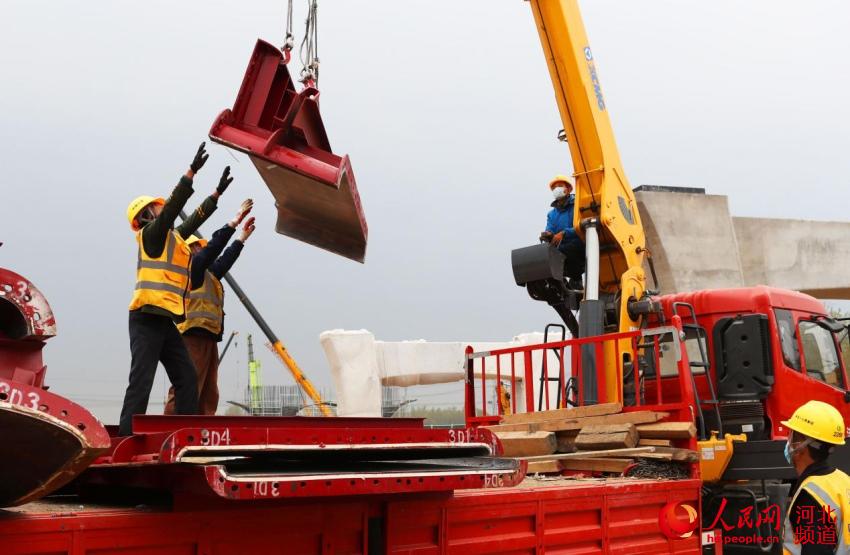 4月9日，中交一公局集團的工人們在京雄高速蘭溝窪特大橋建設工地施工。 樊連貴攝