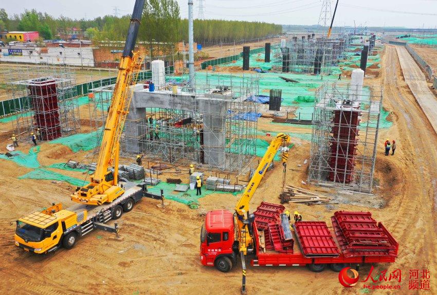 4月9日，中交一公局集團的工人們在京雄高速蘭溝窪特大橋建設工地施工。 樊連貴攝