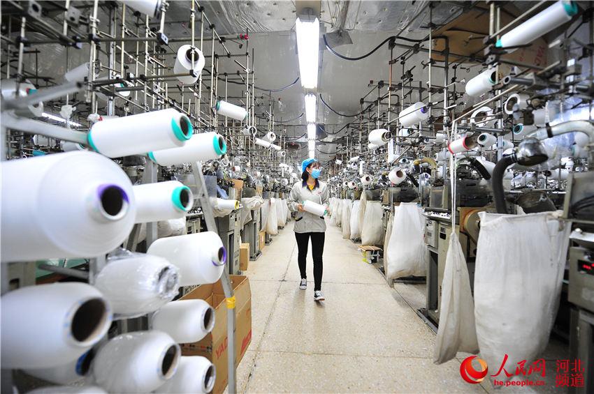 出口加工區內的秦皇島關東針織有限公司的織襪生產線正在全力運轉。