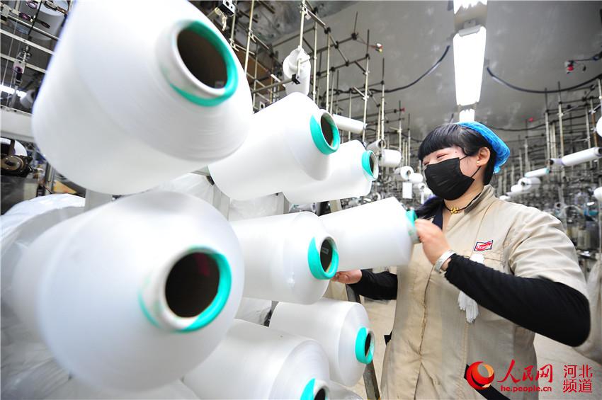 出口加工區內的秦皇島關東針織有限公司員工正在進行緊張生產。