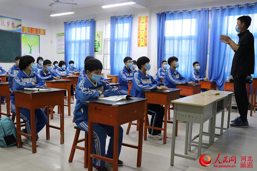 5月7日河北省廣平縣第三中學初三年級學生正在認真聽講。 程學虎攝