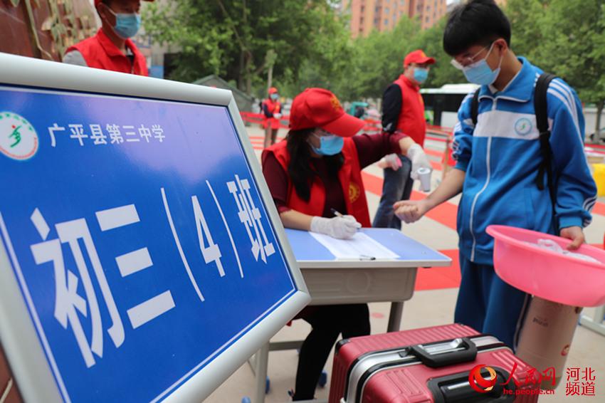 5月7日河北省廣平縣第三中學初三年級學生進行入校體溫檢測。 程學虎攝