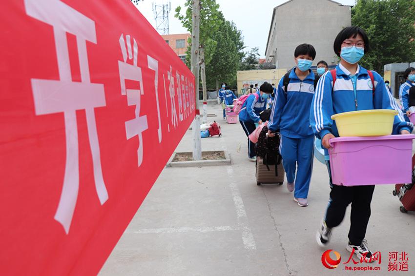 5月7日河北省廣平縣第三中學初三年級學生走進學校。 程學虎攝