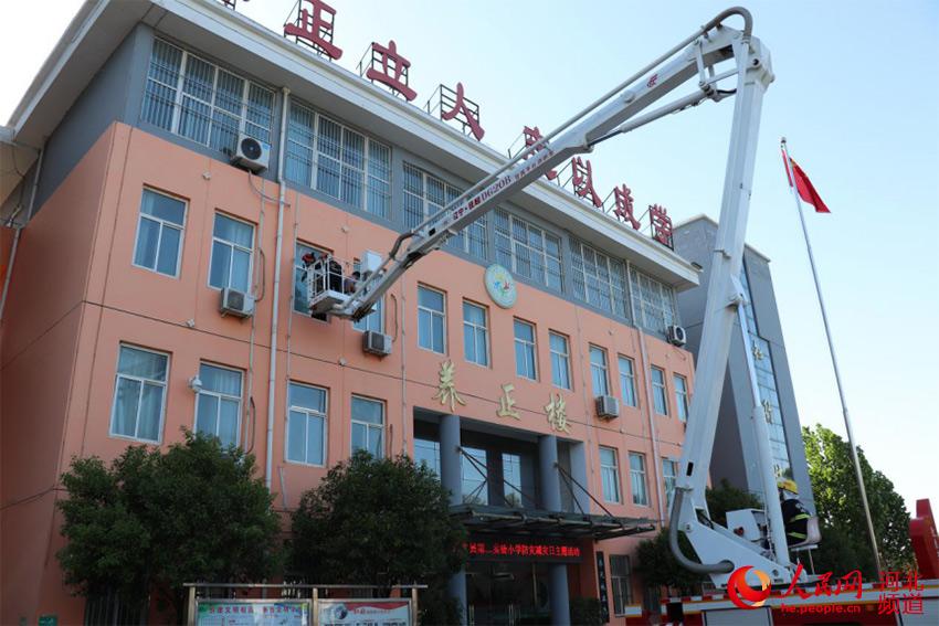 5月12日，河北省邯鄲市廣平縣消防救援大隊在該縣第二實驗小學舉行應急演練中進行高空救援。