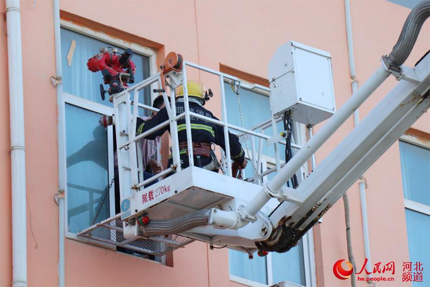 5月12日，河北省邯鄲市廣平縣消防救援大隊在該縣第二實驗小學舉行應急演練中進行高空救援。