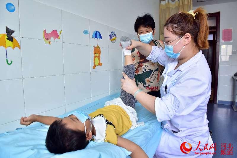 在河北省石家庄新樂市中醫醫院，康復治療師麻曉旭正在給殘疾兒童進行訓練。 賈敏杰攝
