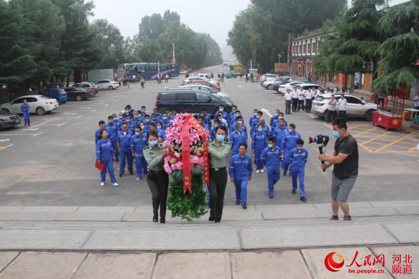 中國二冶黨員參觀一二九師司令部舊址，敬獻花籃，並在劉鄧故居重溫入黨誓詞。