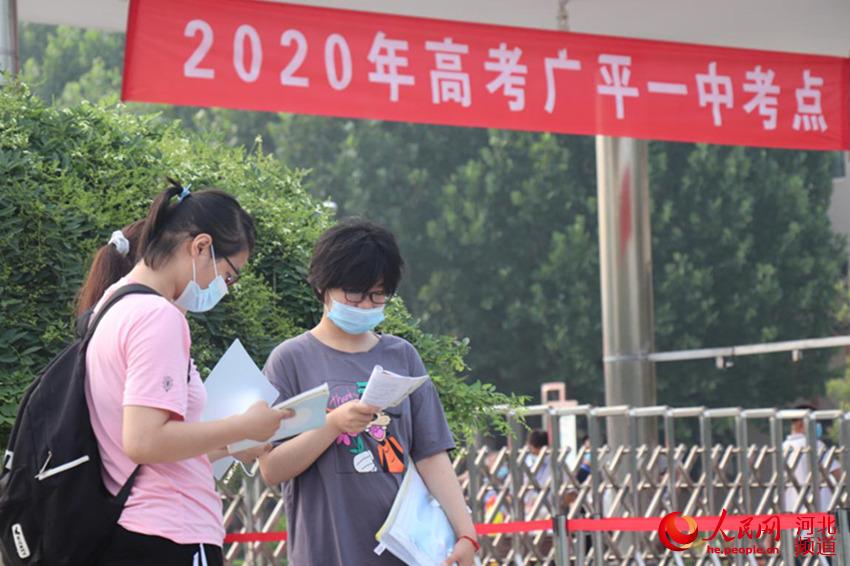 河北省邯鄲市廣平縣第一中學高考考生排隊檢測進入考點。 程學虎攝