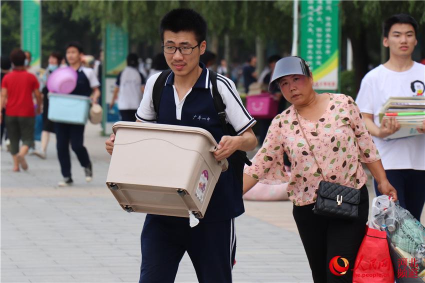 7月8日，河北省廣平縣第一中學考點考生考試結束后搬行李離校。 程學虎攝