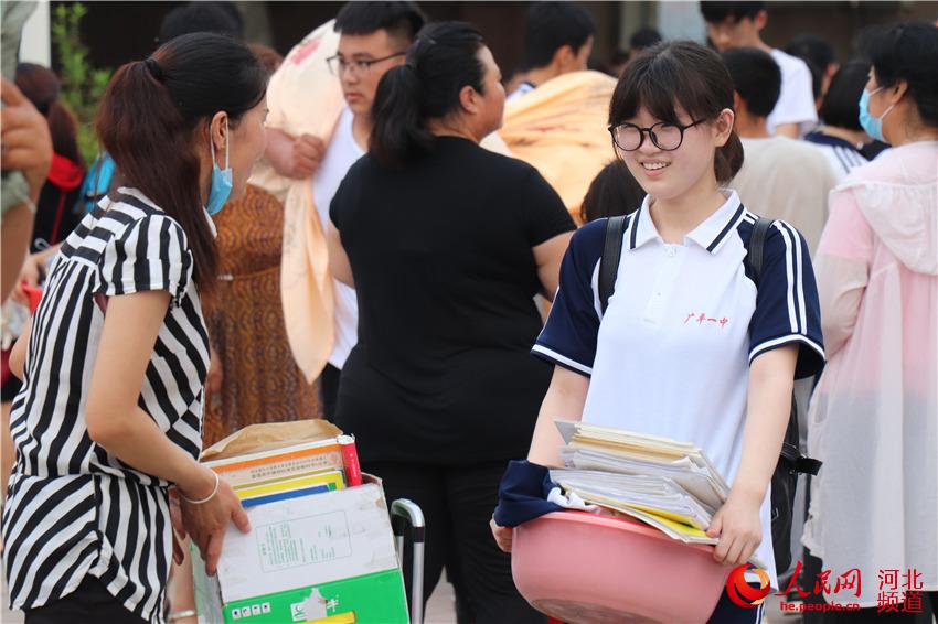 7月8日，河北省廣平縣第一中學考點考生考試結束后搬行李和書籍離校。 程學虎攝