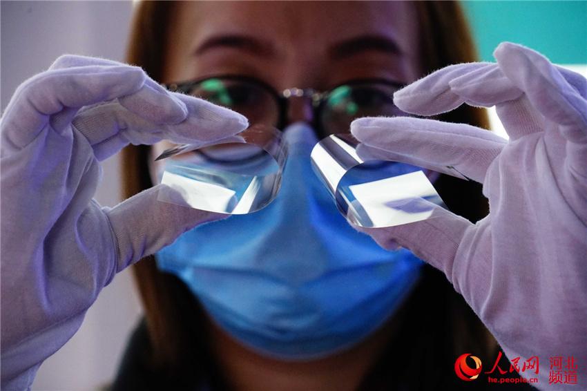 超薄抗辐照玻璃盖片的强度试验。