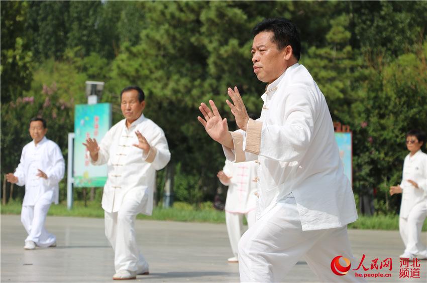 8月8日，河北省廣宗縣太極拳愛好者在石佛寺公園進行現場表演。 