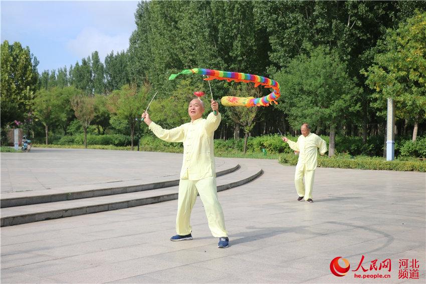 8月8日，河北省廣宗縣抖空竹愛好者在石佛寺公園進行現場表演。