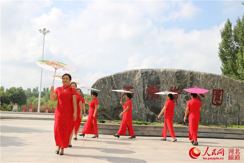 8月8日，河北省廣宗縣北街舞蹈隊在石佛寺公園進行現場表演。