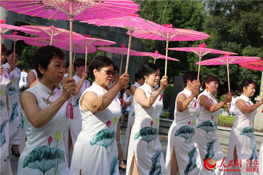 8月8日，河北省廣宗縣沙丘古韻旗袍隊在石佛寺公園進行現場表演。