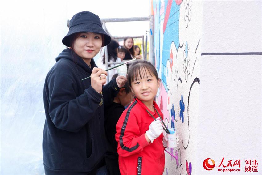 “童行人”公益活動：美術老師指導孩子們畫畫。