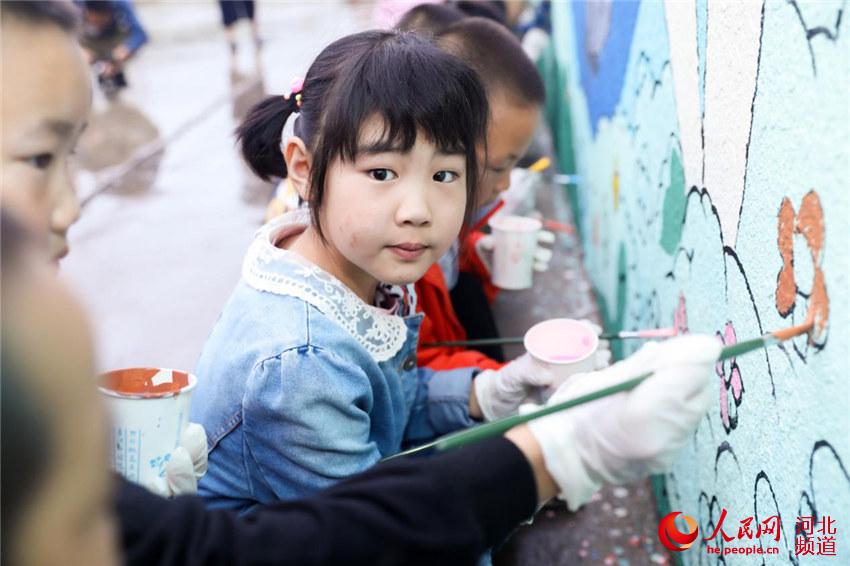 “童行人”公益活動：孩子們畫畫中。