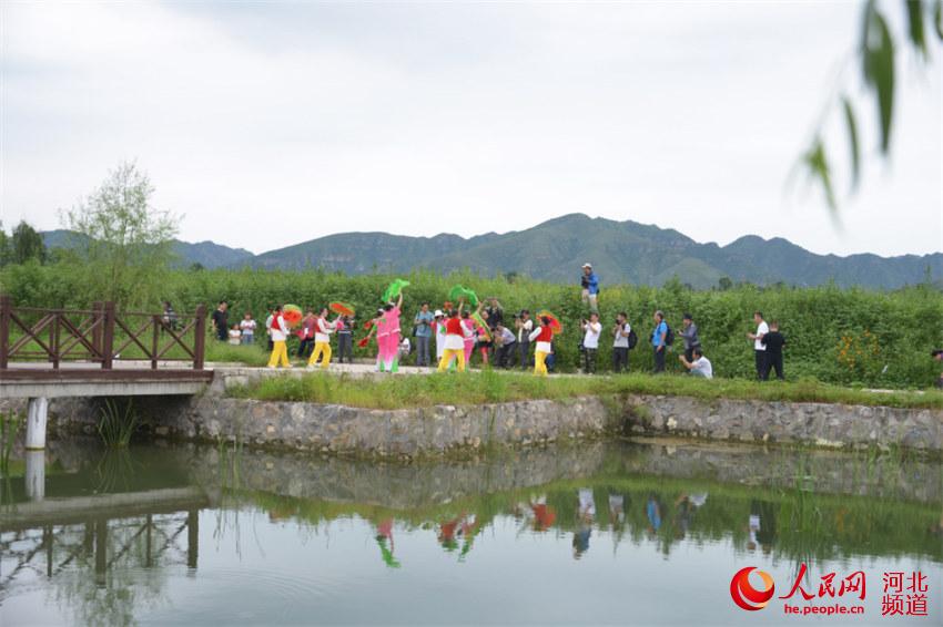 8月31日，石家庄市井陉县威州镇威河西村举办花海艺术节，摄影师们在拍摄井陉当地舞蹈，国家级非物质文化遗产——井陉拉花。 王保龙摄
