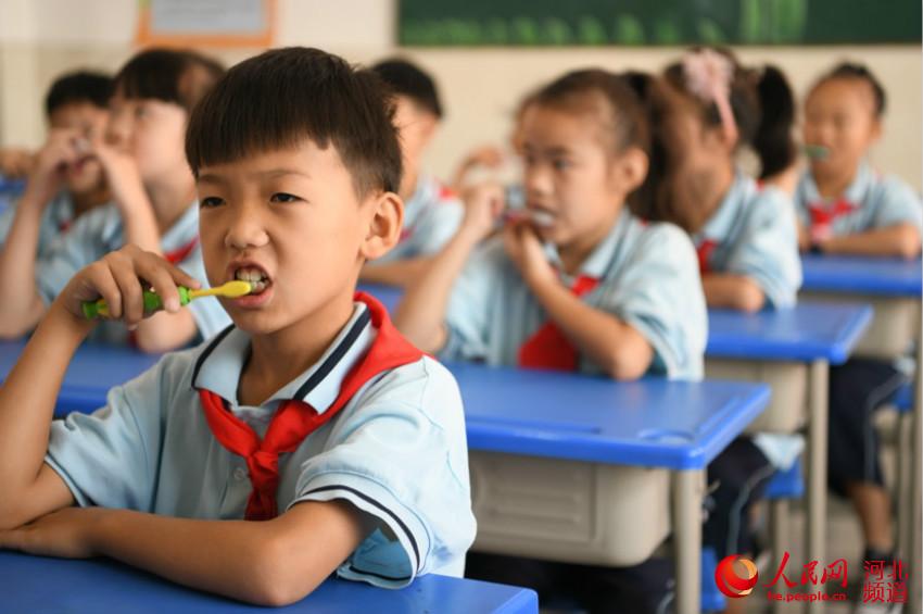 2020年9月20日，河北省邯鄲市廣平縣牙科醫生向該縣第四實驗小學學生講解正確的刷牙方法。 程學虎、武慧攝