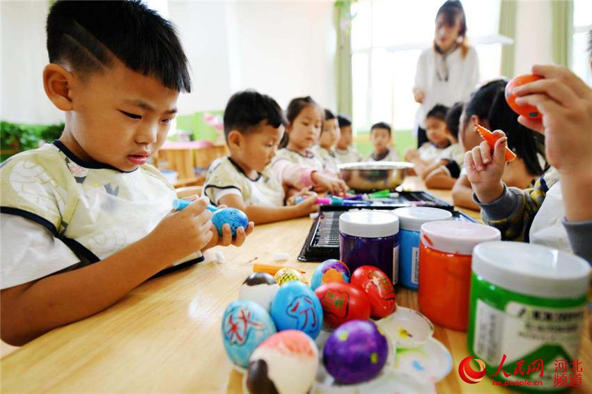 2020年9月21日，河北省邯鄲市廣平縣第四幼兒園的小朋友在做“豎蛋”。