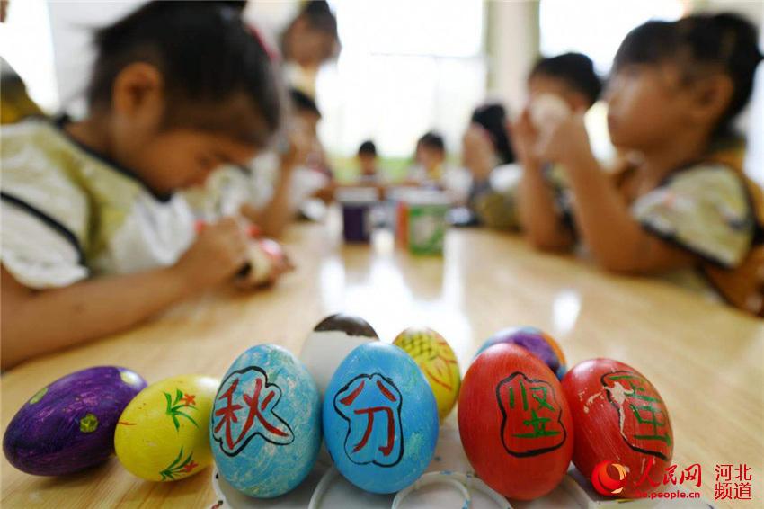 2020年9月21日，河北省邯鄲市廣平縣第四幼兒園的小朋友在做“豎蛋”。