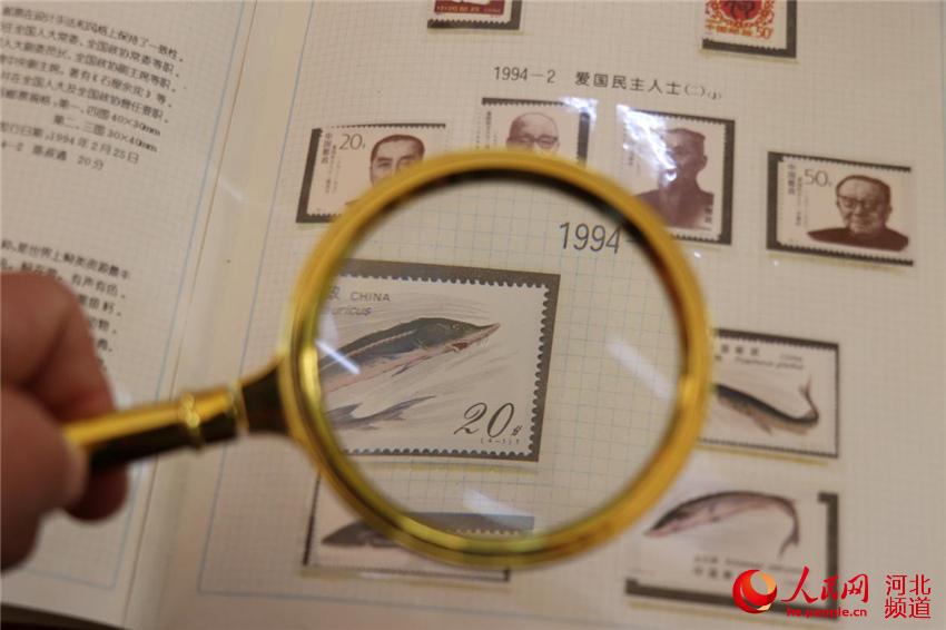 10月9日，河北省廣平縣濱河小學教師在給學生介紹郵票知識。 程學虎、單保奇攝